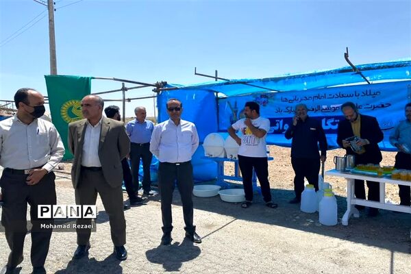 برپایی ایستگاه صلواتی و پذیرایی از زائران حرم مطهر رضوی