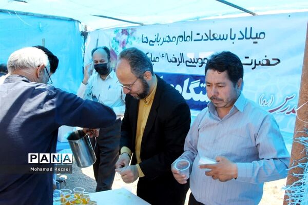 برپایی ایستگاه صلواتی و پذیرایی از زائران حرم مطهر رضوی