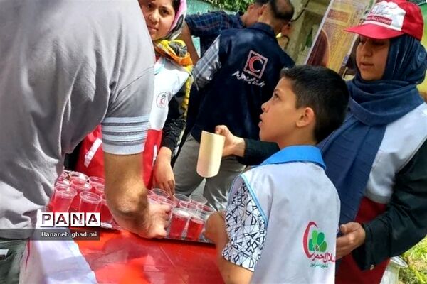 غرفه جمعیت هلال احمر قرچک در سالروز ولادت ثامن الحجج علیه السلام
