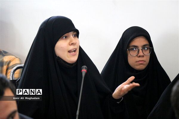 هم اندیشی وزیر آموزش و پرورش با دانش‌آموزان