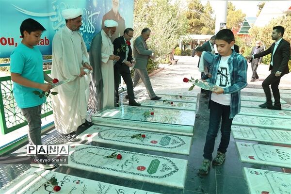 مراسم تجلیل از دانش‌آموزان برگزیده فراخوان «دلنوشته ای به رفیق شهیدم» در قم