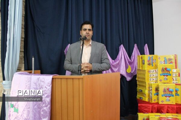 جشن الفبای کلاس‌اولی‌ها و فارغ‌التحصیلی پیش‌دبستانی‌های مدرسه نیکان در شهر جوادآباد