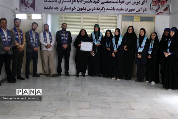 مراسم تکریم پیشتازان، خبرنگاران و اعضا مجلس دانش‌آموزی از کارشناس مسئول سازمان دانش‌آموزی خراسان‌رضوی