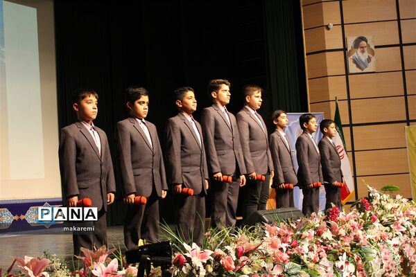 اجتماع بزرگ دانش‌آموزان‌ دهه هشتادی به مناسبت ارتحال امام خمینی (ره)  در آموزش‌و پرورش اصفهان