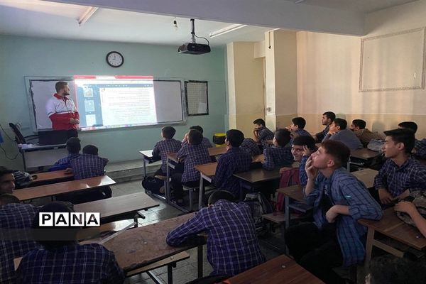 دانش‌آموزان آماده در روزهای سخت