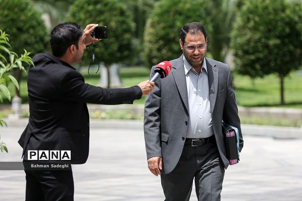 اعضای هیأت دولت در جمع خبرنگاران