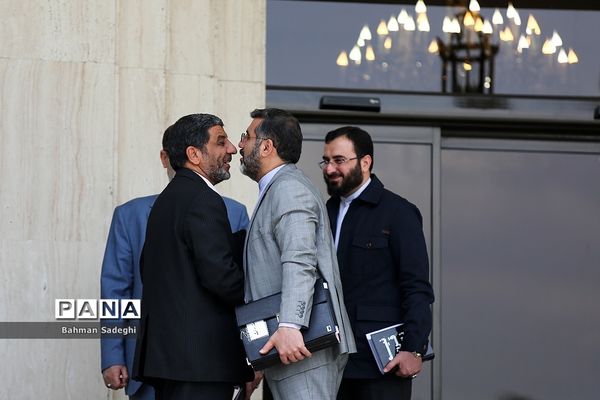 اعضای هیأت دولت در جمع خبرنگاران