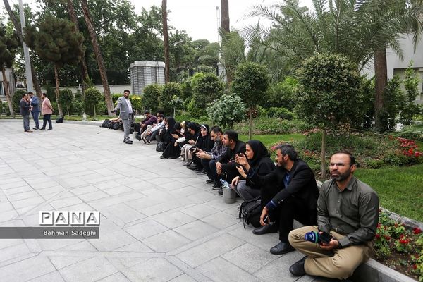 اعضای هیأت دولت در جمع خبرنگاران