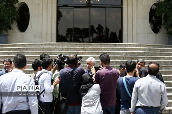 اعضای هیأت دولت در جمع خبرنگاران