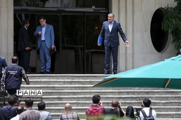 اعضای هیأت دولت در جمع خبرنگاران