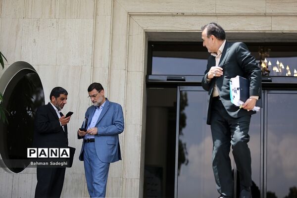 اعضای هیأت دولت در جمع خبرنگاران