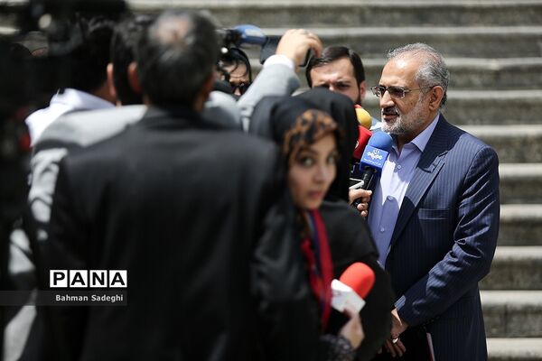 اعضای هیأت دولت در جمع خبرنگاران