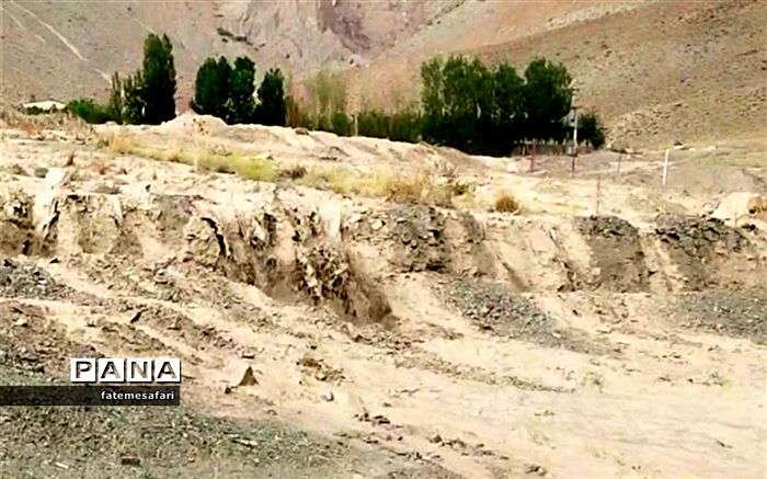 جاری شدن سیل در جاده فیروزکوه به سمنان/فیلم