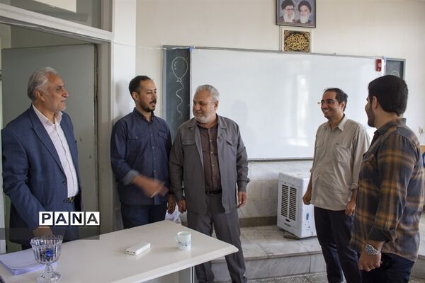 بازدید مدیر آموزش و پرورش محلات از حوزه تصحیح امتحانات نهایی