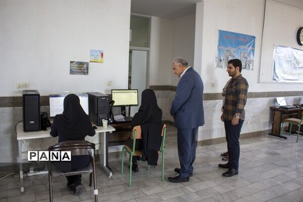 بازدید مدیر آموزش و پرورش محلات از حوزه تصحیح امتحانات نهایی