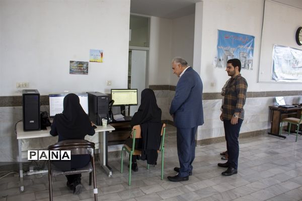 بازدید مدیر آموزش و پرورش محلات از حوزه تصحیح امتحانات نهایی