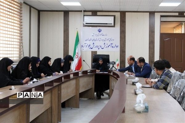 شورای اداری با طعم تاب آوری و تقدیر مدیر آموزش و پرورش منطقه جوادآباد در پی کسب رتبه سواد‌آموزی در سطح استان