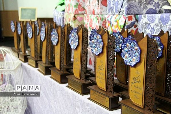 آیین تجلیل از معلمان پایه اول مدارس مقطع ابتدایی ناحیه یک شهرری در فرهنگسرای ولا