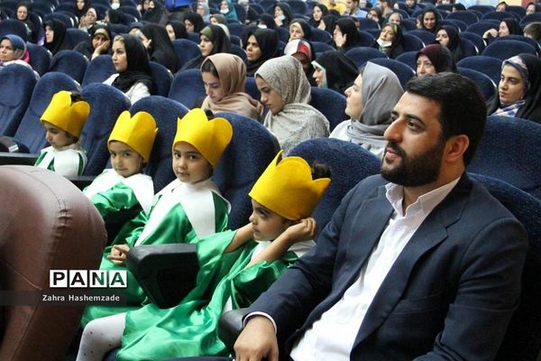 آیین تجلیل از معلمان پایه اول مدارس مقطع ابتدایی ناحیه یک شهرری در فرهنگسرای ولا