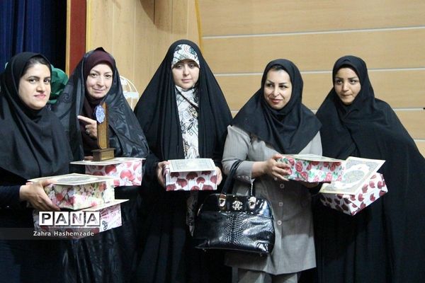 آیین تجلیل از معلمان پایه اول مدارس مقطع ابتدایی ناحیه یک شهرری در فرهنگسرای ولا