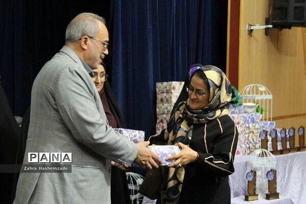 آیین تجلیل از معلمان پایه اول مدارس مقطع ابتدایی ناحیه یک شهرری در فرهنگسرای ولا