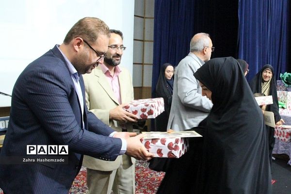 آیین تجلیل از معلمان پایه اول مدارس مقطع ابتدایی ناحیه یک شهرری در فرهنگسرای ولا