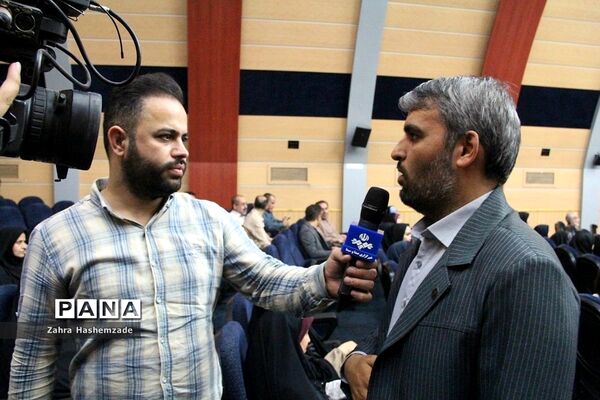 آیین تجلیل از معلمان پایه اول مدارس مقطع ابتدایی ناحیه یک شهرری در فرهنگسرای ولا