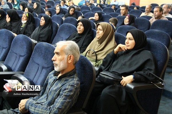 آیین تجلیل از معلمان پایه اول مدارس مقطع ابتدایی ناحیه یک شهرری در فرهنگسرای ولا