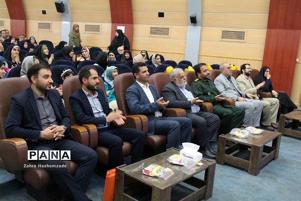 آیین تجلیل از معلمان پایه اول مدارس مقطع ابتدایی ناحیه یک شهرری در فرهنگسرای ولا