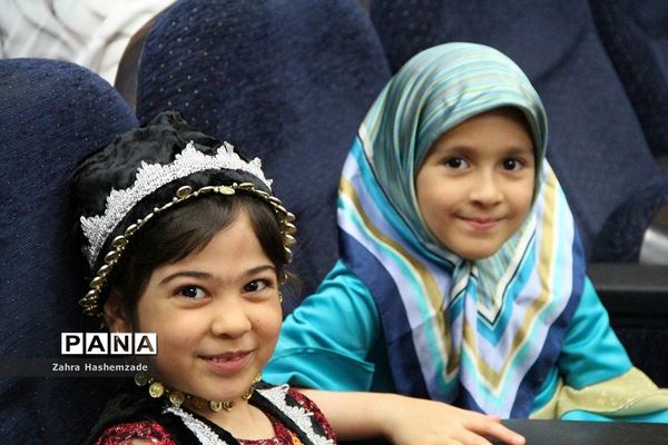 آیین تجلیل از معلمان پایه اول مدارس مقطع ابتدایی ناحیه یک شهرری در فرهنگسرای ولا