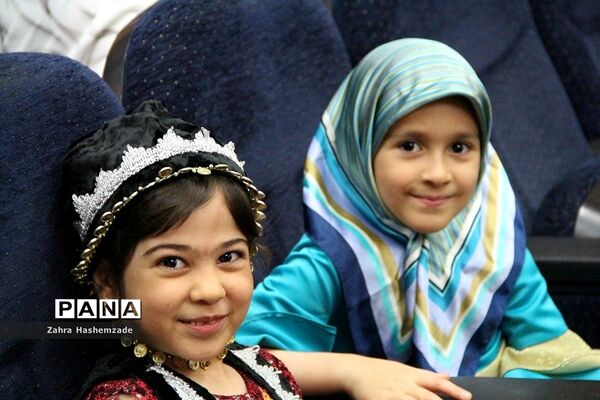 آیین تجلیل از معلمان پایه اول مدارس مقطع ابتدایی ناحیه یک شهرری در فرهنگسرای ولا