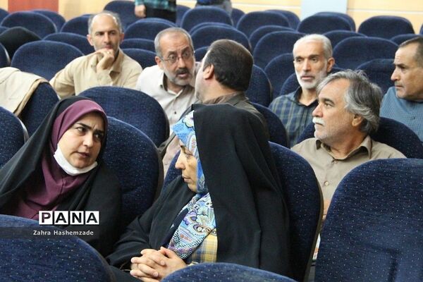 آیین تجلیل از معلمان پایه اول مدارس مقطع ابتدایی ناحیه یک شهرری در فرهنگسرای ولا