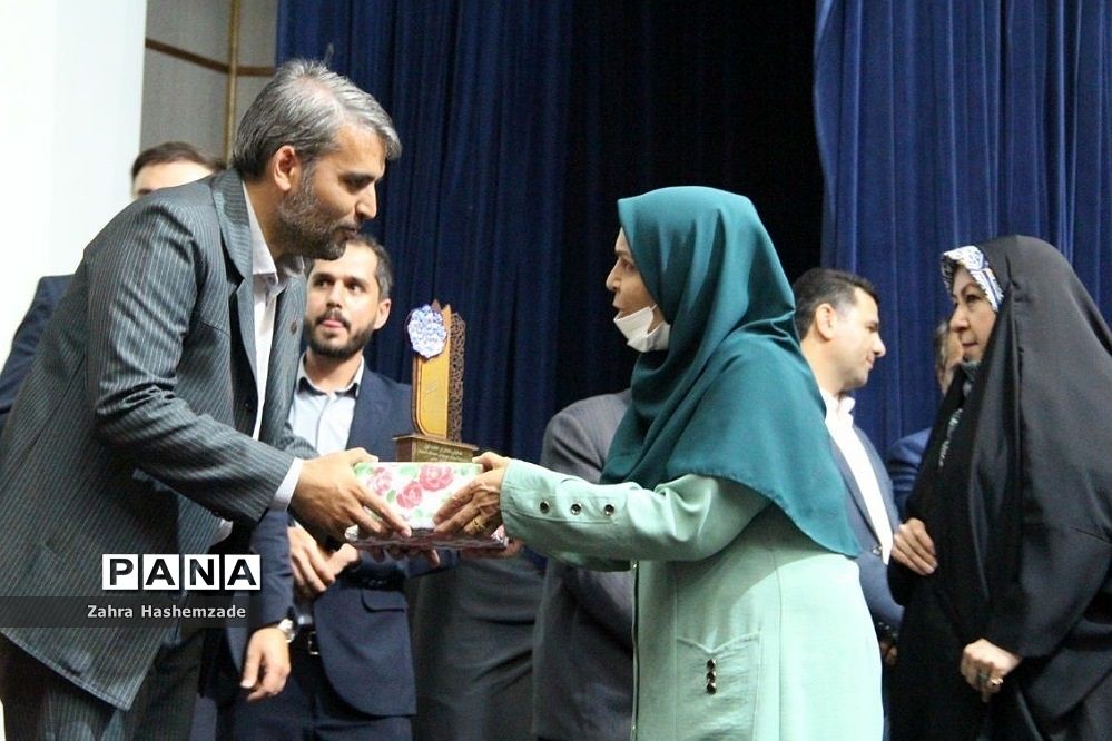 آیین تجلیل از معلمان پایه اول مدارس مقطع ابتدایی ناحیه یک شهرری در فرهنگسرای ولا