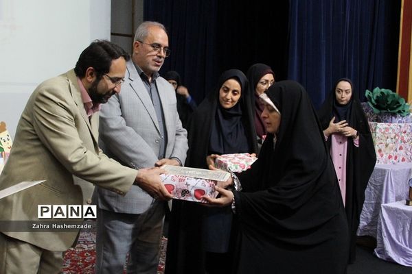 آیین تجلیل از معلمان پایه اول مدارس مقطع ابتدایی ناحیه یک شهرری در فرهنگسرای ولا