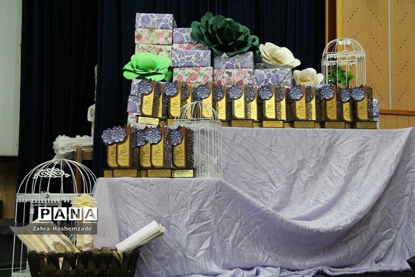 آیین تجلیل از معلمان پایه اول مدارس مقطع ابتدایی ناحیه یک شهرری در فرهنگسرای ولا