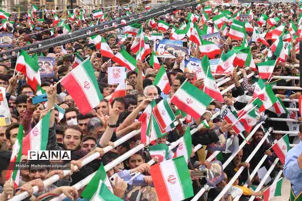 استقبال پرشکوه مردم تبریز از رئیس جمهوری