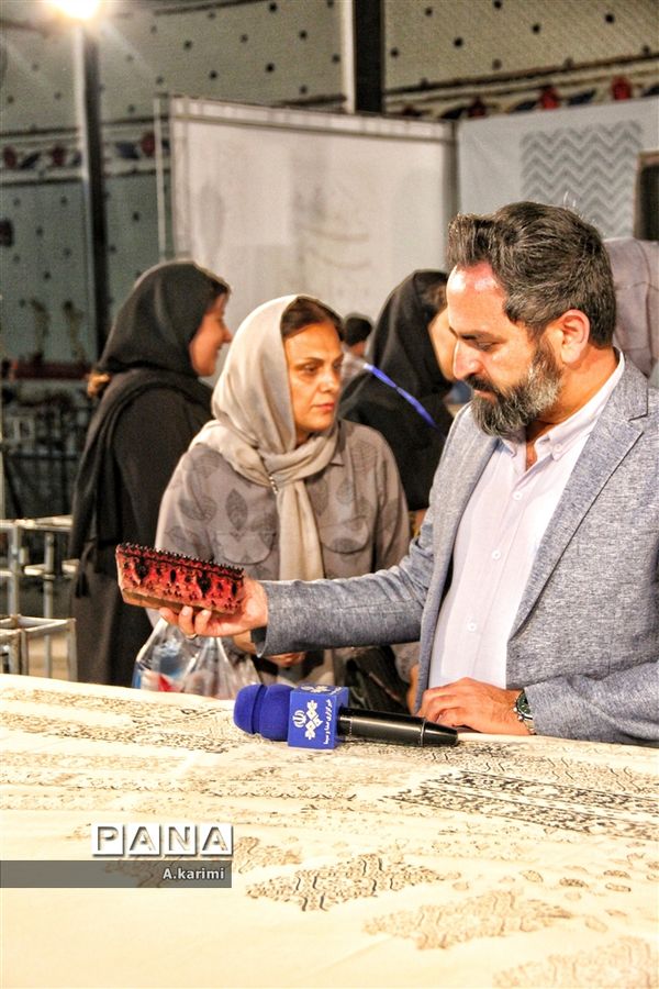 حضور عزت‌الله ضرغامی در کنار بزرگترین سفره قلمکار ایران در اصفهان