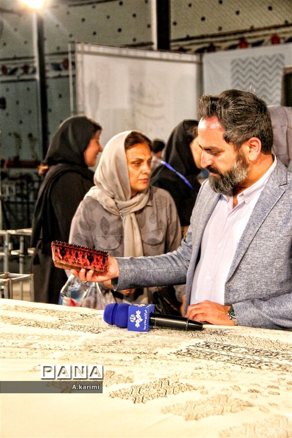 حضور عزت‌الله ضرغامی در کنار بزرگترین سفره قلمکار ایران در اصفهان