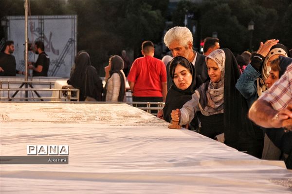 حضور عزت‌الله ضرغامی در کنار بزرگترین سفره قلمکار ایران در اصفهان