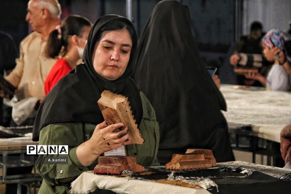 حضور عزت‌الله ضرغامی در کنار بزرگترین سفره قلمکار ایران در اصفهان