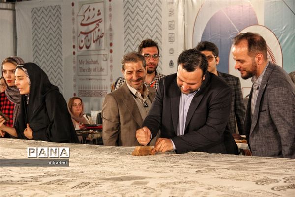 حضور عزت‌الله ضرغامی در کنار بزرگترین سفره قلمکار ایران در اصفهان