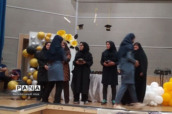 جشن فارغ‌التحصیلی دانش‌آموزان پایه نهم دبیرستان تربیت رودهن