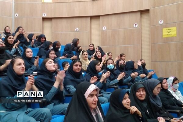 جشن فارغ‌التحصیلی دانش‌آموزان پایه نهم دبیرستان تربیت رودهن