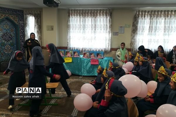 جشن الفبا دانش‌آموزان پایه اول دبستان برکت رودهن در پایان سال تحصیلی