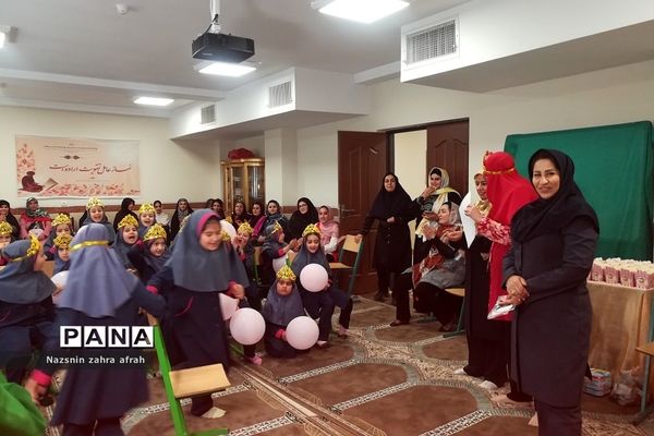 جشن الفبا دانش‌آموزان پایه اول دبستان برکت رودهن در پایان سال تحصیلی