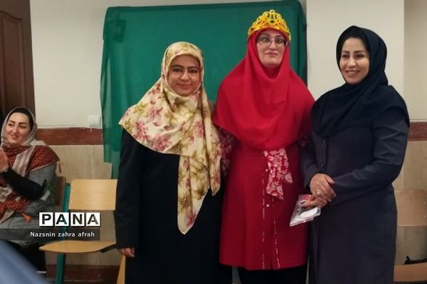 جشن الفبا دانش‌آموزان پایه اول دبستان برکت رودهن در پایان سال تحصیلی