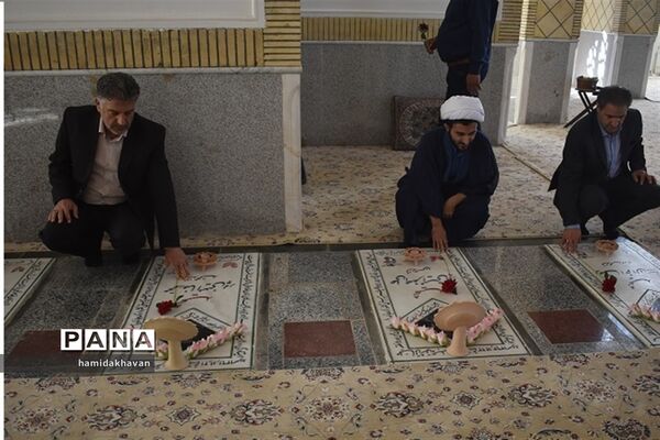 غبارروبی گلزار شهدای شهرستان بهاباد به‌مناسبت هفته جهاد کشاورزی
