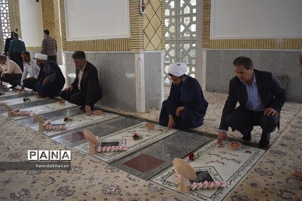غبارروبی گلزار شهدای شهرستان بهاباد به‌مناسبت هفته جهاد کشاورزی