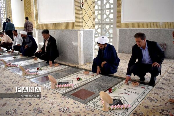 غبارروبی گلزار شهدای شهرستان بهاباد به‌مناسبت هفته جهاد کشاورزی