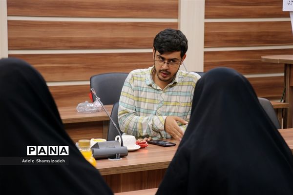 نشست نقد و اصلاح کتب درسی در محل سازمان دانش‌آموزی